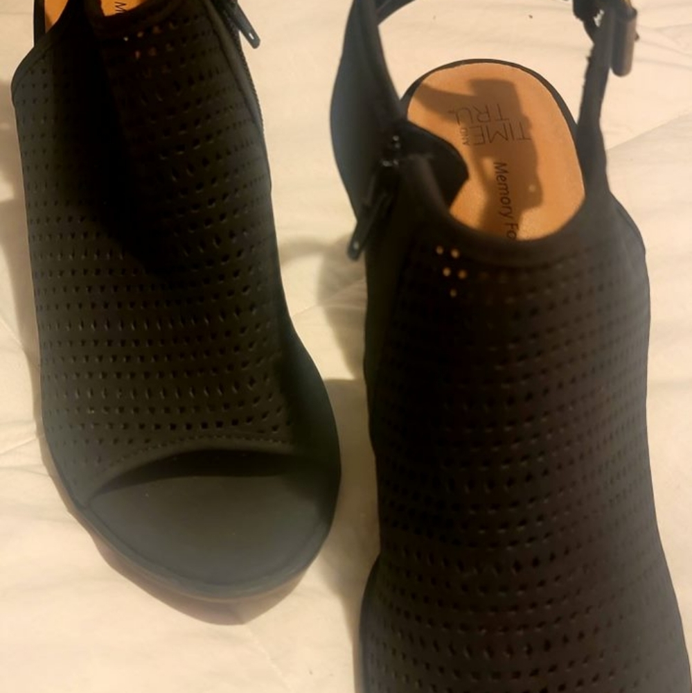 NWOT heels - Picture 3 of 8